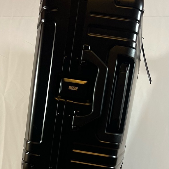 Zero Halliburton Matte Black Aluminium Suitcase 26” NWT $1743 - Picture 4 of 8